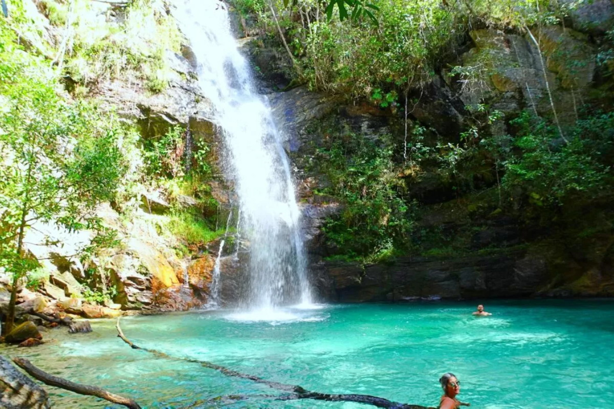 Cachoeira Santa Bárbara: Um mergulho azul-turquesa no coração de Cavalcante.